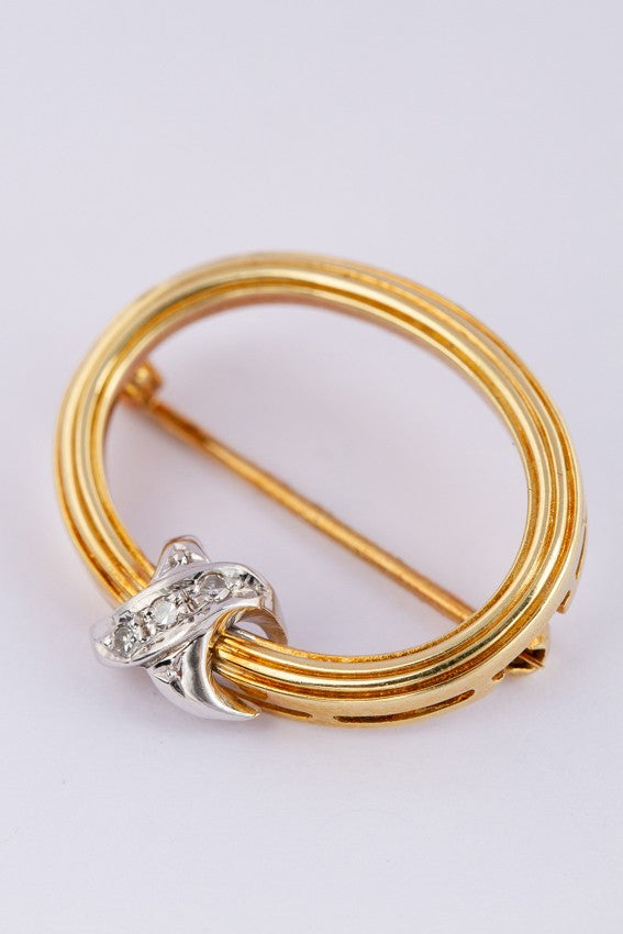 Gold brooch with 3 diamonds