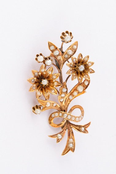 Antique gold brooch with pearls