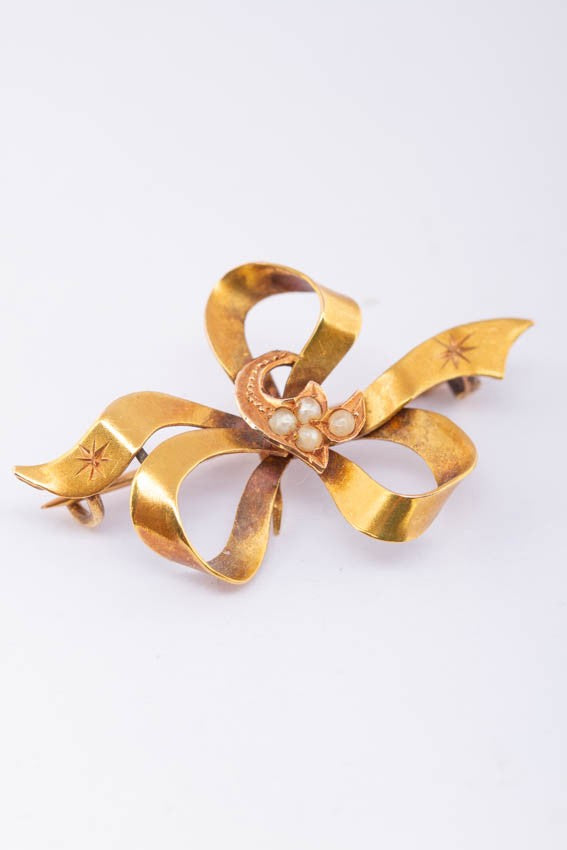 Antique 18 carat gold brooch with pearls