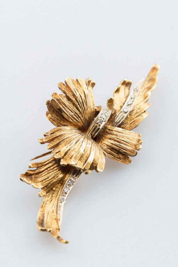 Gold flower brooch with diamonds (8-sided)