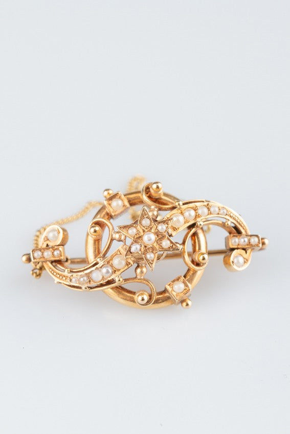 Gold brooch with pearls