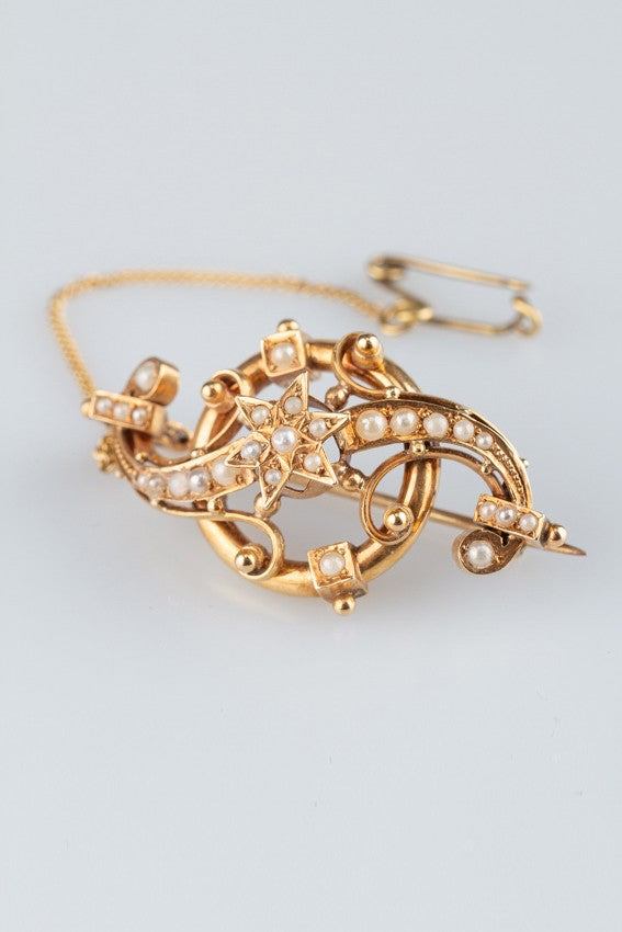 Gold brooch with pearls