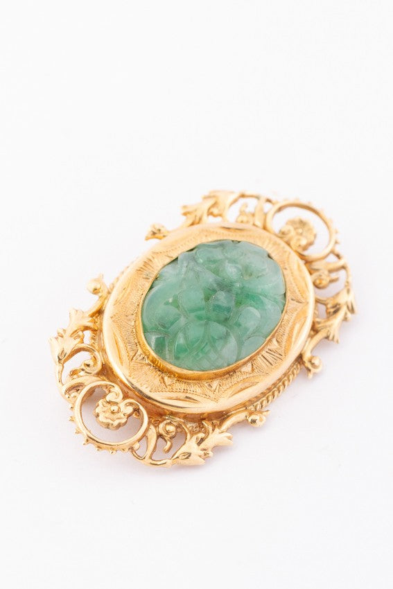 Gold brooch with jade
