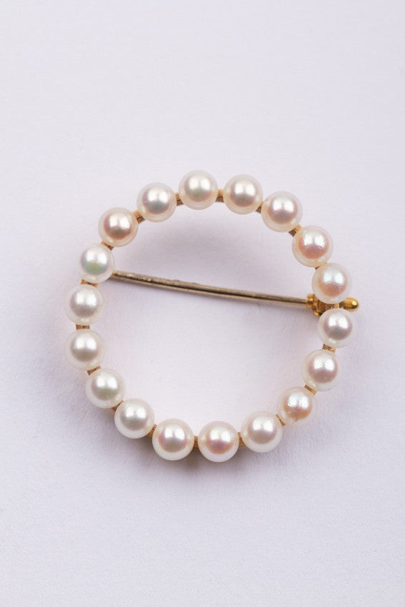 Gold openwork brooch with cultured pearls