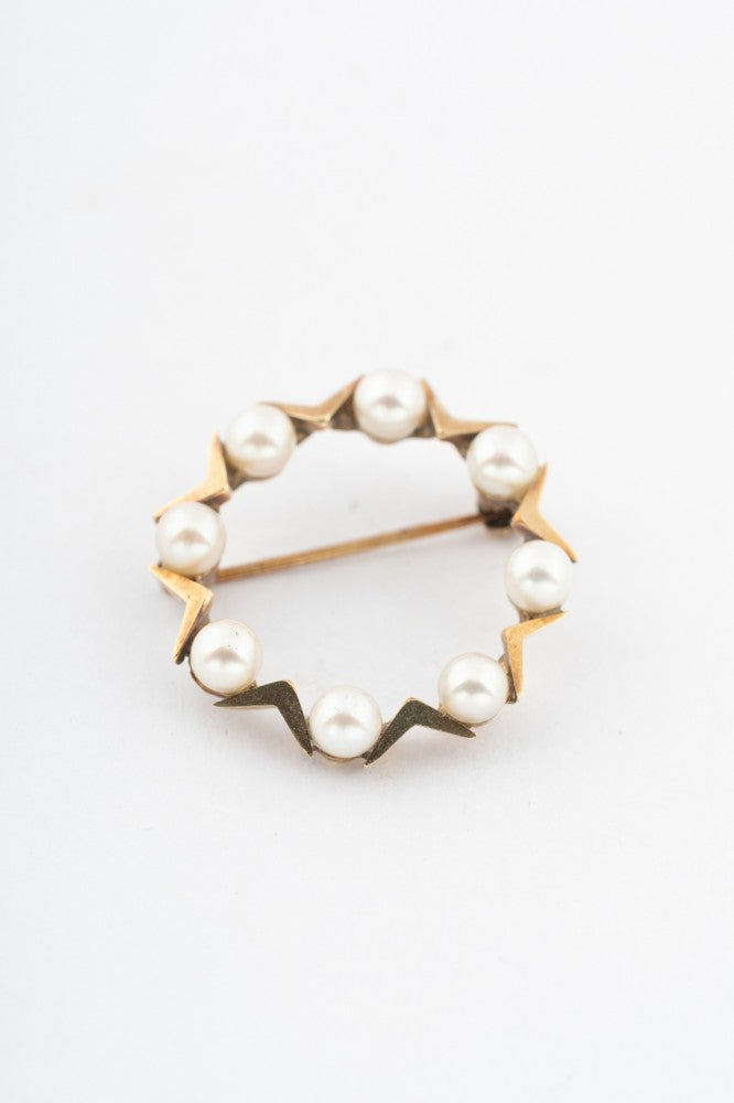 Gold open brooch with cultivated pearls