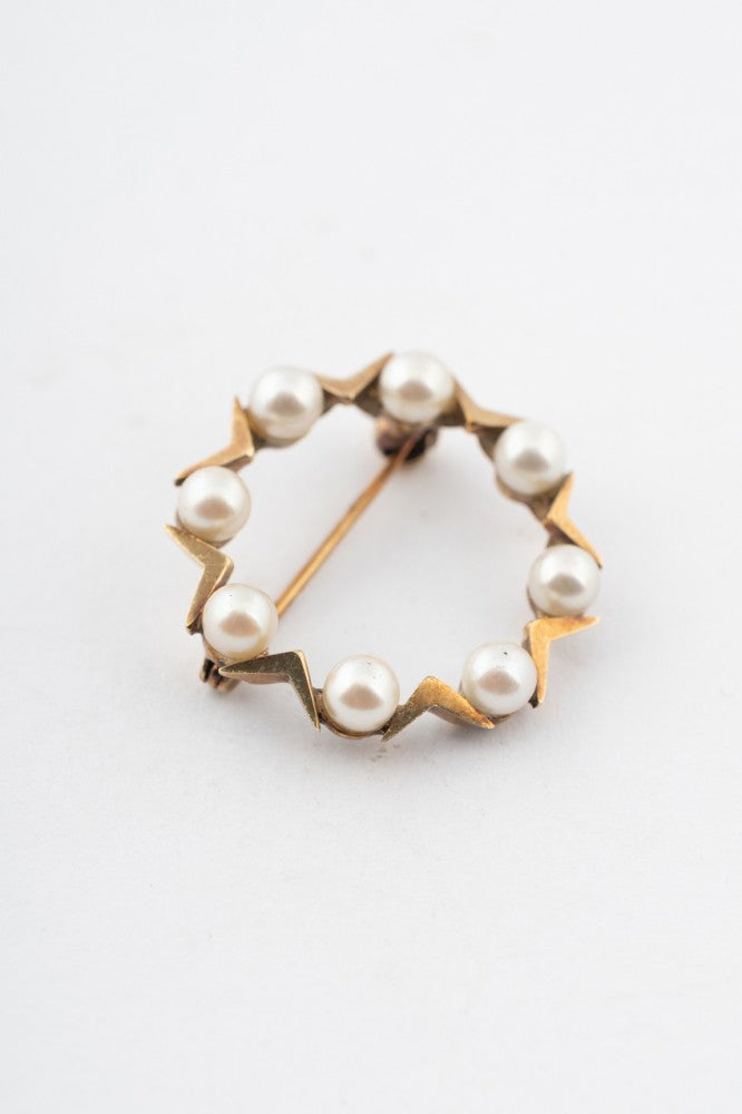Gold open brooch with cultivated pearls
