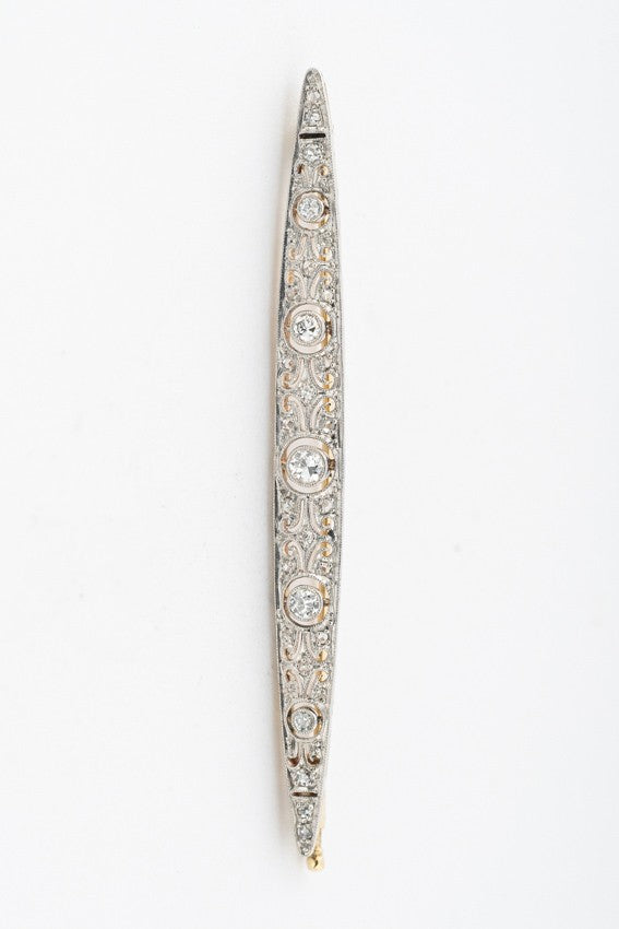 White/yellow gold brooch with 5 brilliant-cut diamonds and rose-cut diamonds