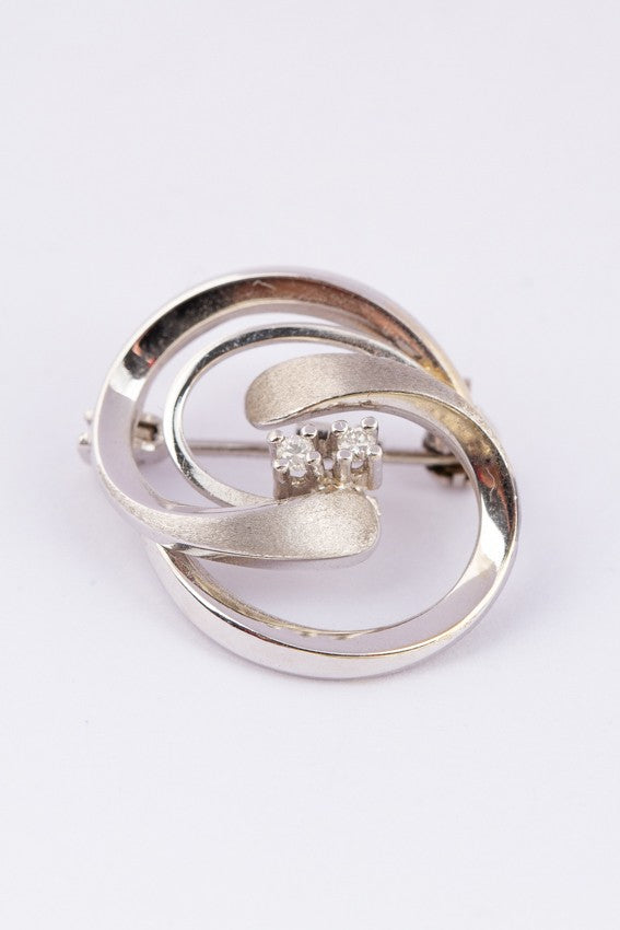 14 carat white gold brooch with 2 brilliants