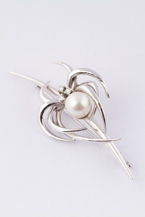 White gold brooch with cultured pearl and 3 brilliant-cut diamonds