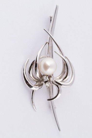 White gold brooch with cultured pearl and 3 brilliant-cut diamonds