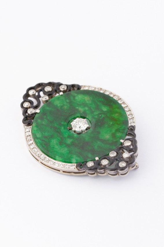 White gold brooch with a brilliant, diamonds, jade and enamel
