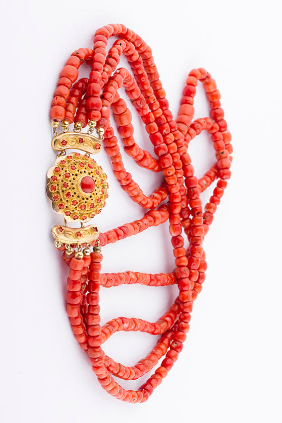 Bloedkoralen collier aan gouden klederdracht slot