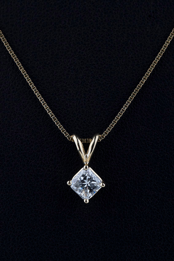 Solitair hanger met prinses geslepen diamant