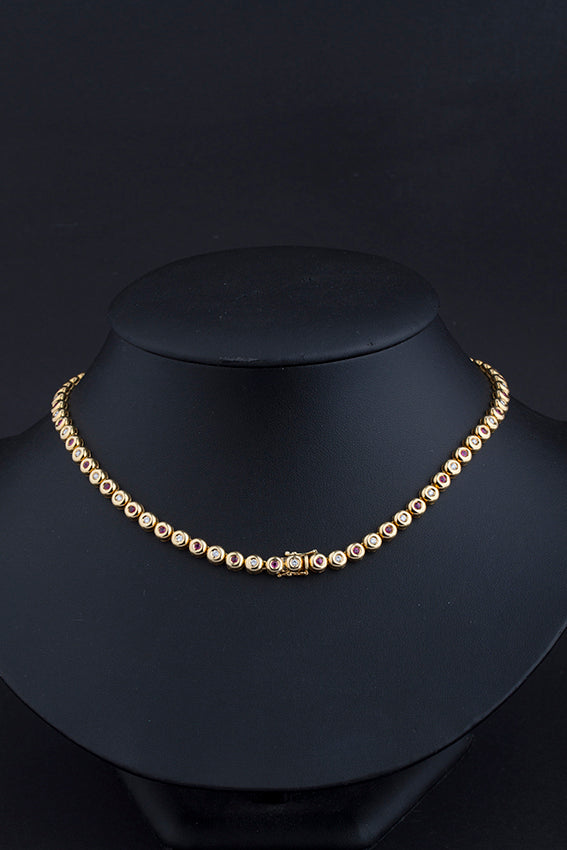 Gouden schakel collier met briljant en robijn