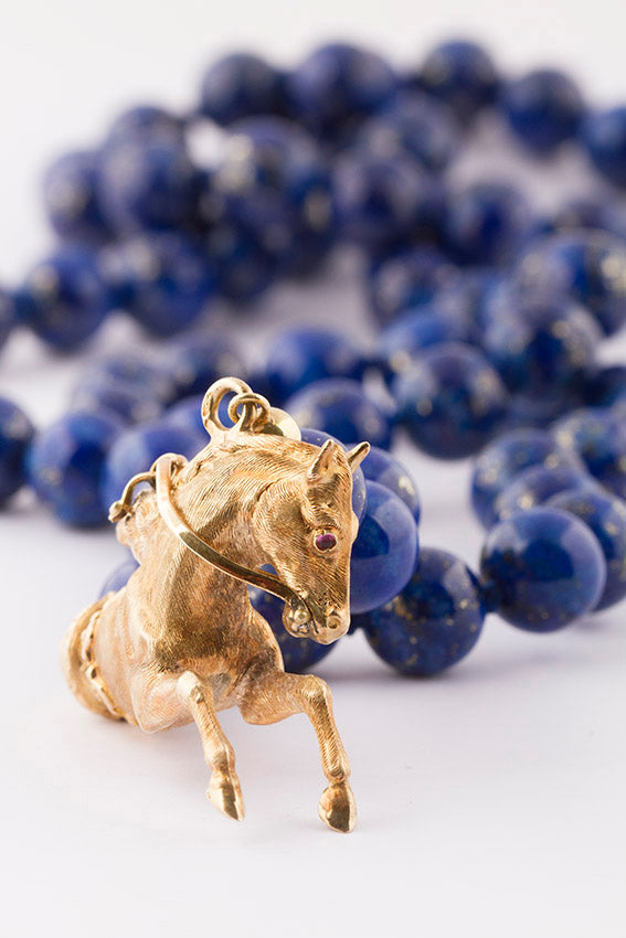 Antiek gouden paard aan laps lazuli collier