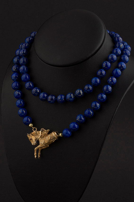 Antiek gouden paard aan laps lazuli collier