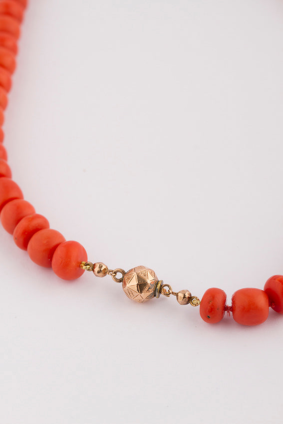 Bloedkoralen collier aan gouden slot