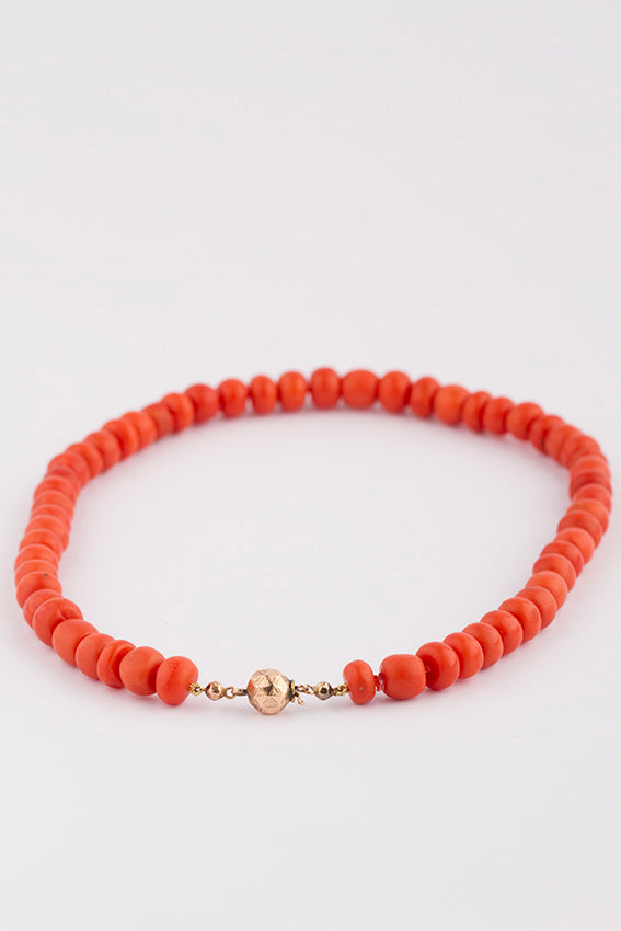 Bloedkoralen collier aan gouden slot