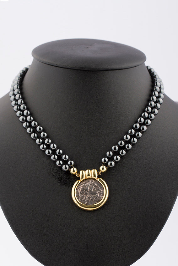 Hematiet collier aan gouden sluiting met antieke grieks/romeinse munt