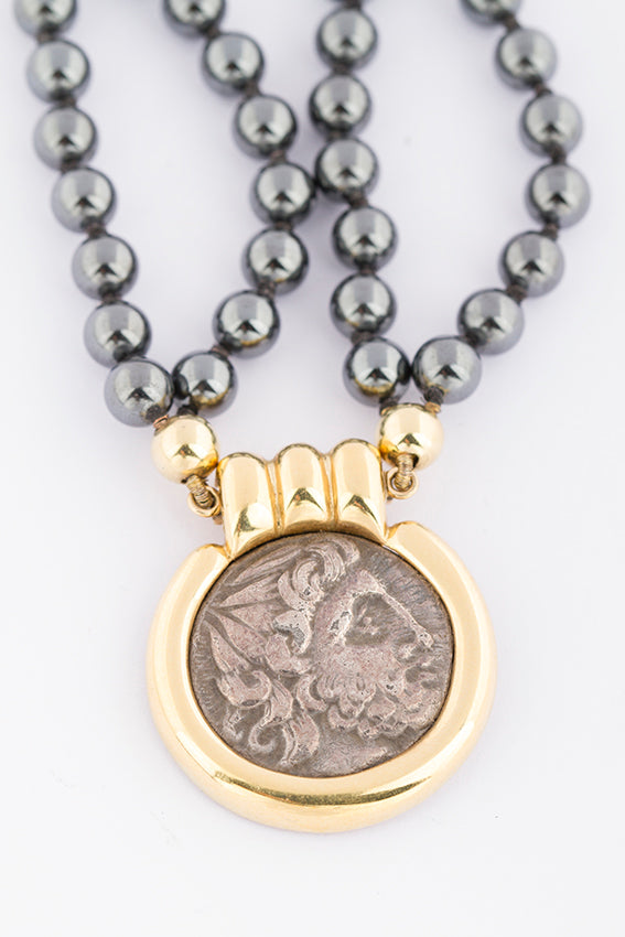 Hematiet collier aan gouden sluiting met antieke grieks/romeinse munt