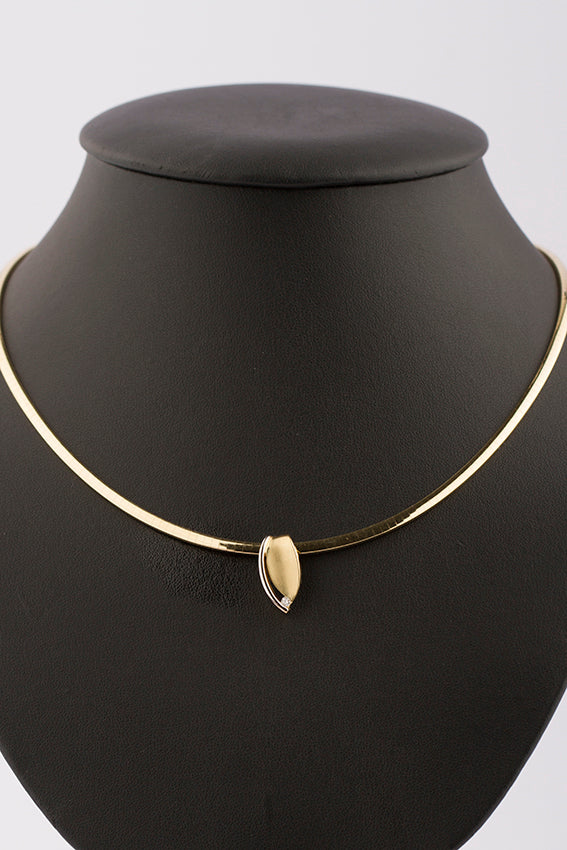 Gouden hanger met briljant aan gouden omega collier