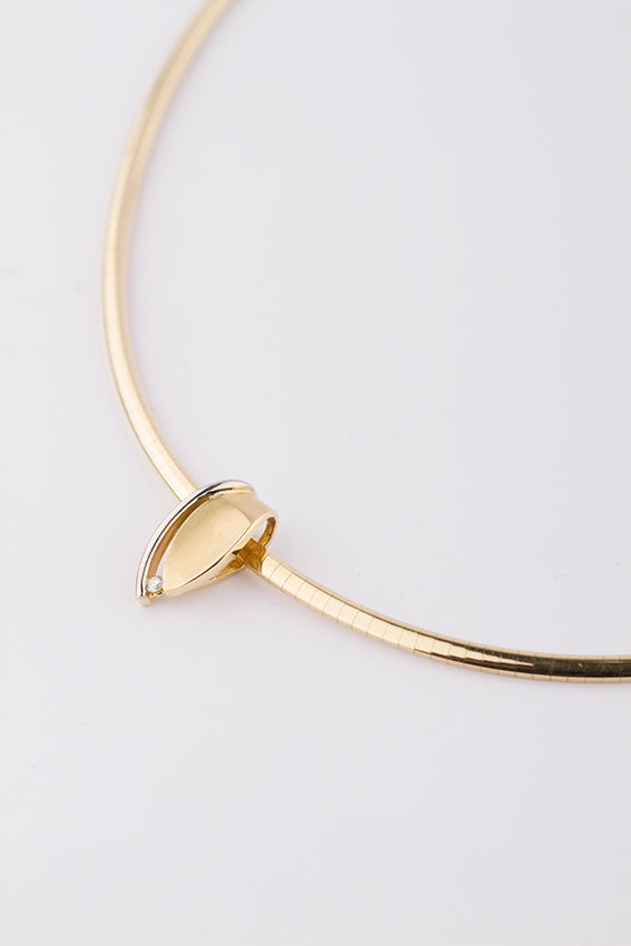 Gouden hanger met briljant aan gouden omega collier