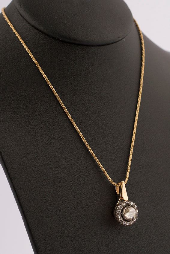 Antieke gouden hanger met roos diamant aan gouden collier