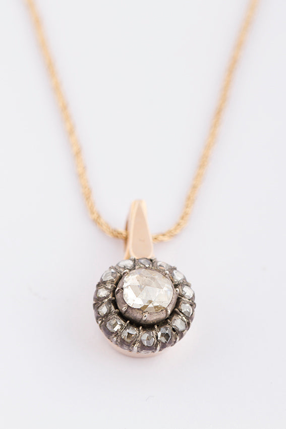 Antieke gouden hanger met roos diamant aan gouden collier