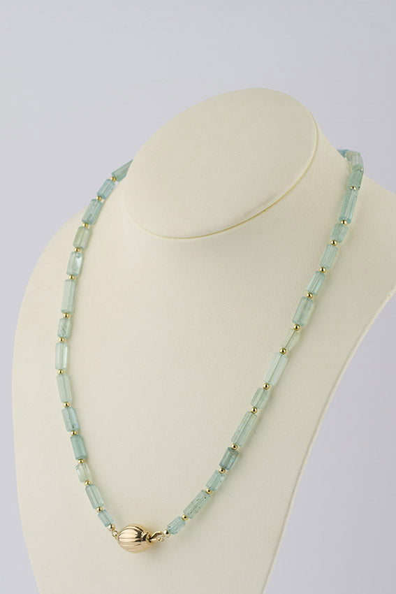 Aquamarijn collier aan gouden sluiting