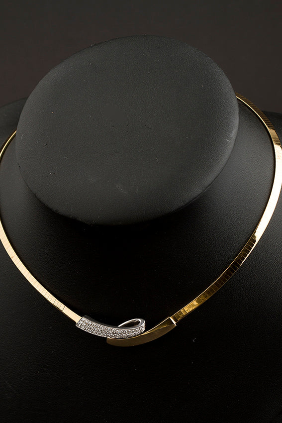 Gouden omega collier met briljant