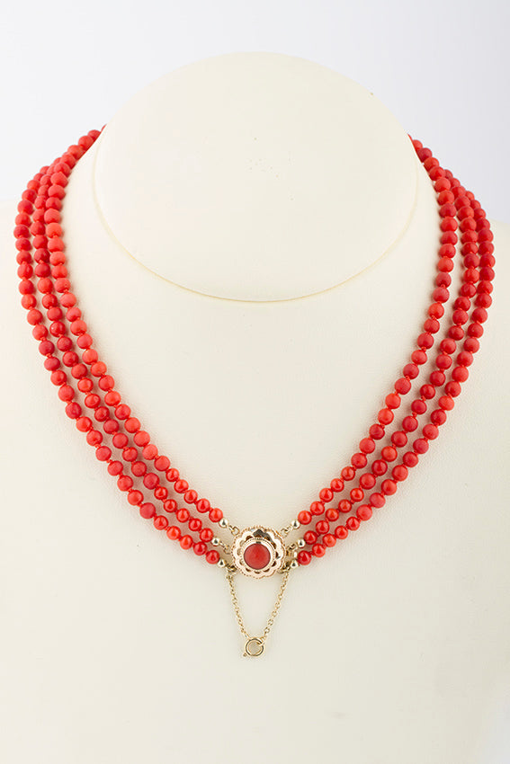 3-strengs bloedkoralen collier aan gouden sluiting