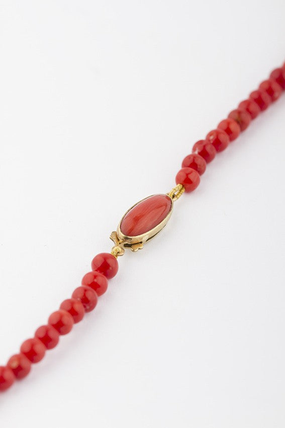 Bloedkoralen collier aan gouden sluiting