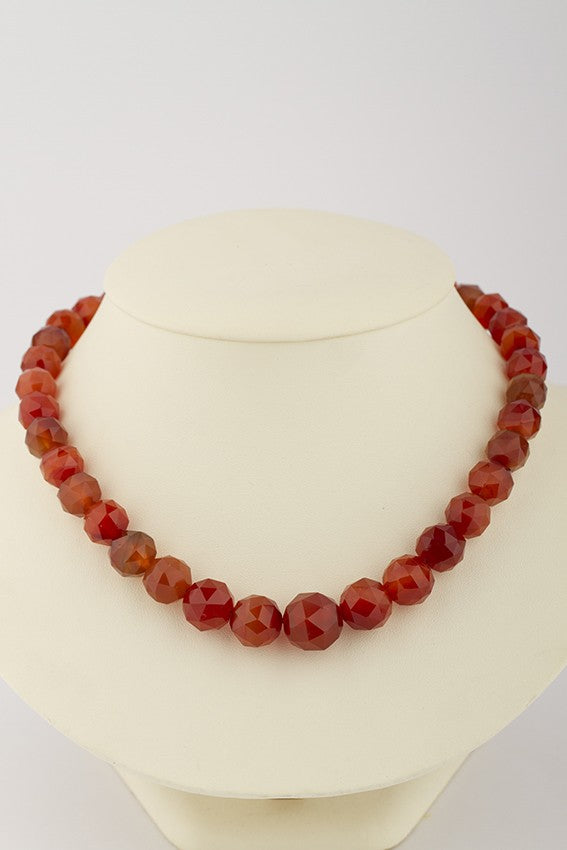 Carneolen collier aan gouden sluiting