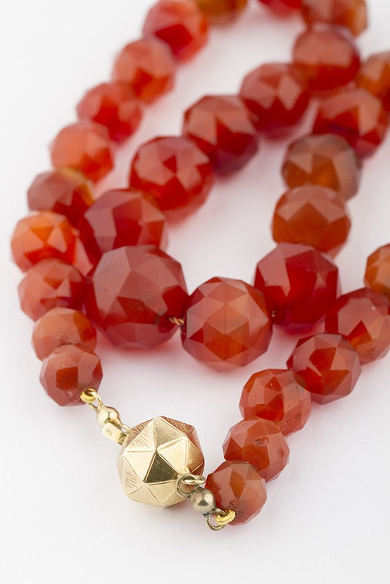 Carneolen collier aan gouden sluiting