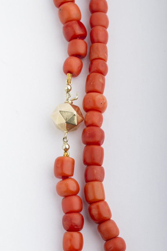 Bloedkoralen collier aan gouden sluiting