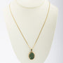 Jade hanger aan gouden collier