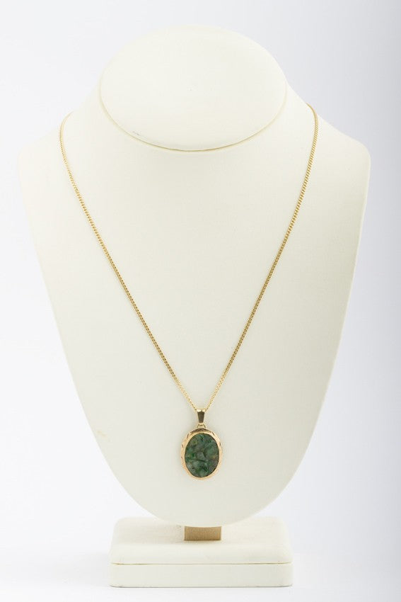 Jade hanger aan gouden collier