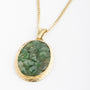 Jade hanger aan gouden collier