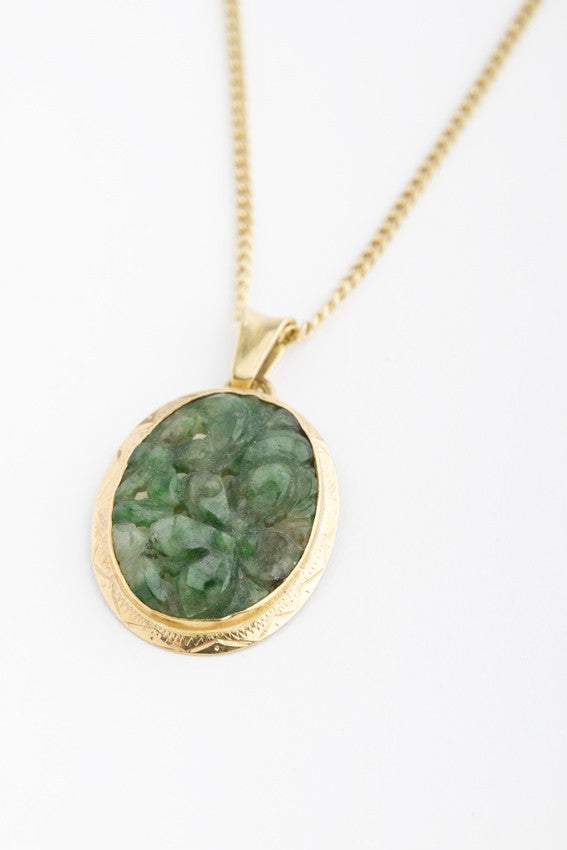Jade hanger aan gouden collier