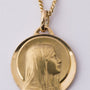 Gouden madonna hanger aan gouden collier