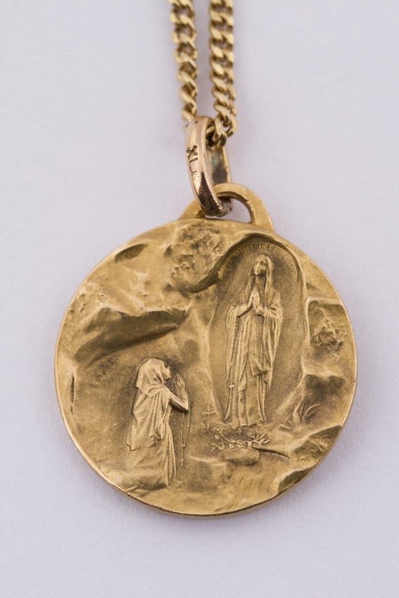 Gouden madonna hanger aan gouden collier