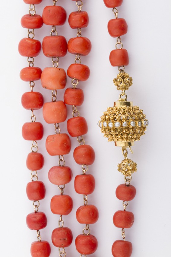 Antiek bloedkoralen collier op goud geregen