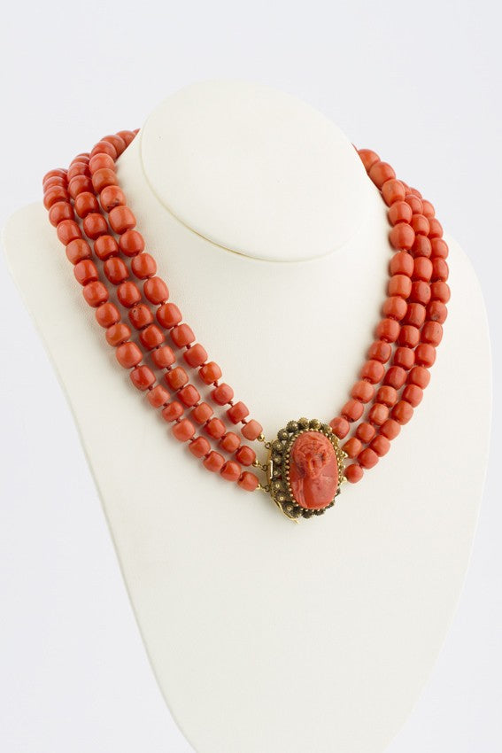 3-strengs bloedkoralen collier met camée in sluiting