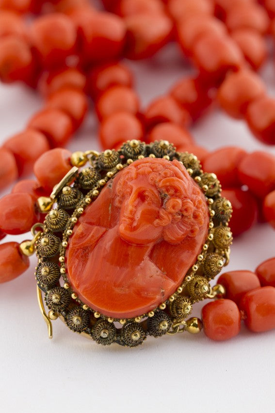 3-strengs bloedkoralen collier met camée in sluiting