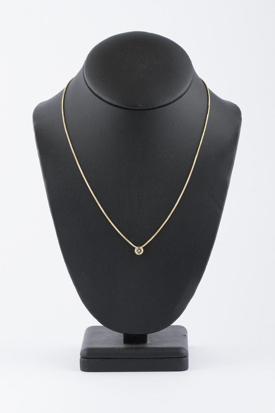 Gouden solitair hanger met briljant aan gouden collier