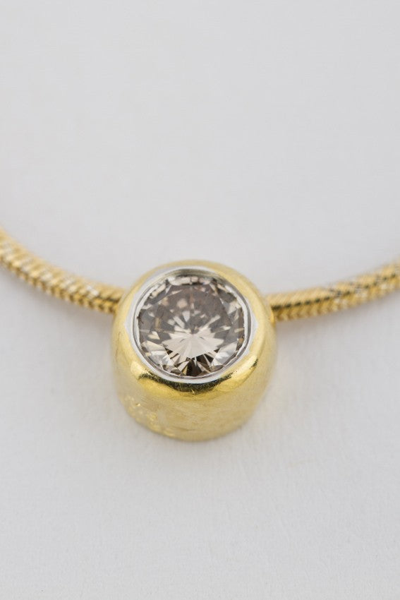 Gouden solitair hanger met briljant aan gouden collier