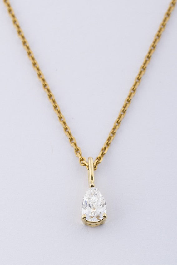 Gouden hanger met een peervormig geslepen diamant