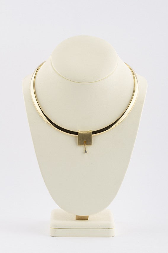 Gouden hanger met briljant aan gouden omega collier