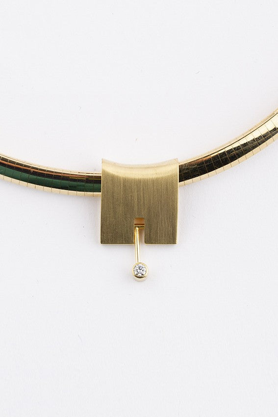 Gouden hanger met briljant aan gouden omega collier