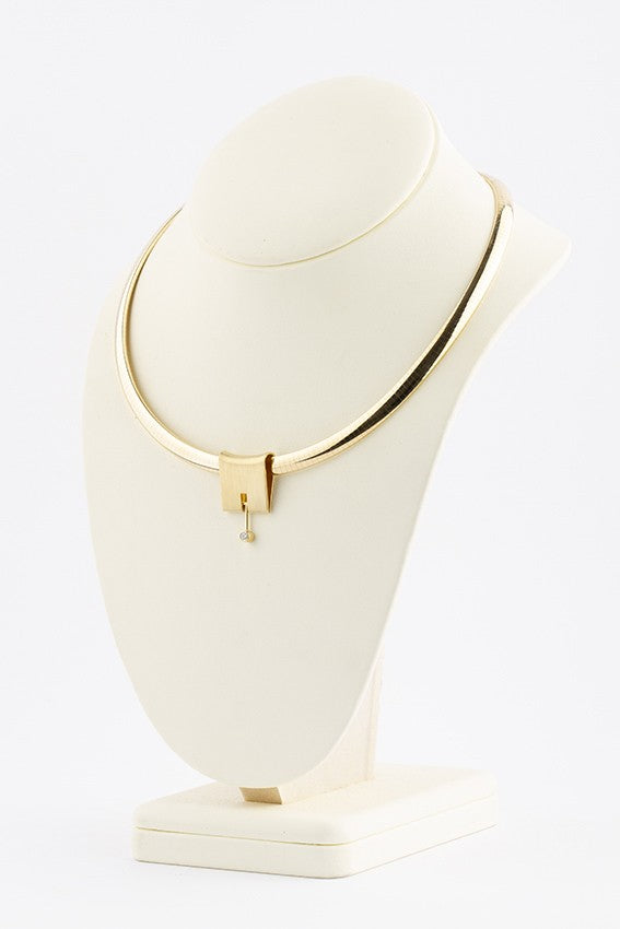 Gouden hanger met briljant aan gouden omega collier